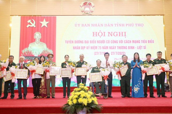 Phú Thọ tuyên dương 133 người có công với cách mạng tiêu biểu - Anh 1