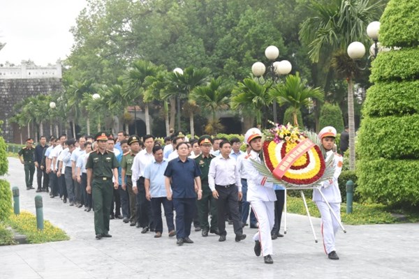 Điện Biên dâng hương tưởng niệm các anh hùng liệt sĩ - Anh 1