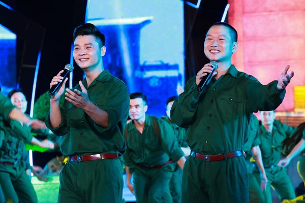 Hào hùng, xúc động với “Khúc tráng ca hòa bình” - Anh 12