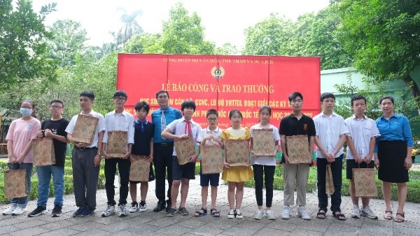 Công đoàn Bộ VHTTDL tổ chức Lễ báo công dâng Bác và trao thưởng cho các cháu học sinh giỏi - Anh 2