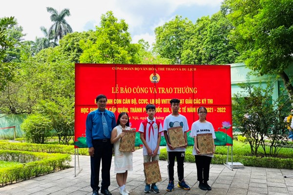 Công đoàn Bộ VHTTDL tổ chức Lễ báo công dâng Bác và trao thưởng cho các cháu học sinh giỏi - Anh 3