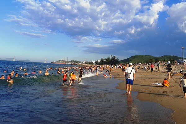 Khánh Hòa đón hơn 400.000 lượt du khách trong tháng 7 - Anh 1