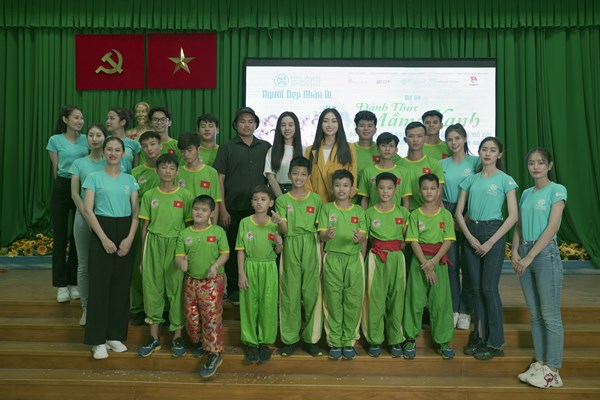 Thí sinh Miss World Vietnam 2022 thích thú khi 'đánh trống - múa lân' - Anh 1