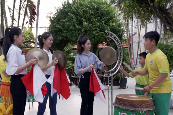 Thí sinh Miss World Vietnam 2022 thích thú khi 'đánh trống - múa lân' - Anh 2