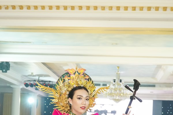 Trình diễn những bộ sưu tập độc đáo của các nhà thiết kế sinh viên - Anh 5