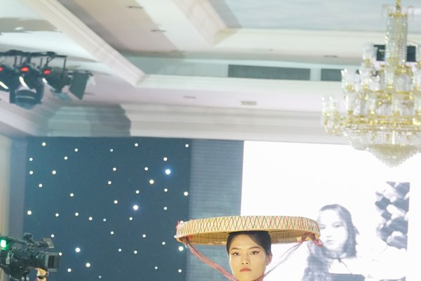 Trình diễn những bộ sưu tập độc đáo của các nhà thiết kế sinh viên - Anh 4