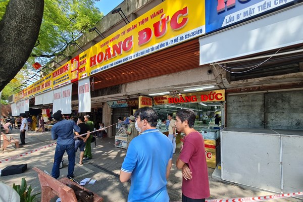 Đối tượng cướp tiệm vàng ở chợ Đông Ba từng là cán bộ trại giam có dấu hiệu tâm lý bất thường - Anh 2