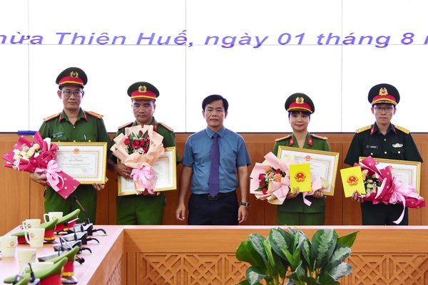 Đối tượng cướp tiệm vàng ở chợ Đông Ba từng là cán bộ trại giam có dấu hiệu tâm lý bất thường - Anh 1