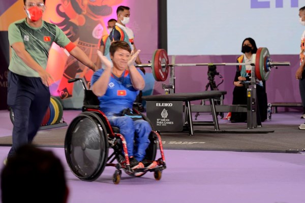 Nữ lực sĩ Châu Hoàng Tuyết Loan giành HCV, phá kỷ lục ASEAN Para Games - Anh 1