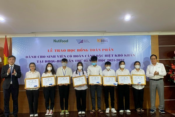 Học bổng 1,7 tỉ đồng cho sinh viên có hoàn cảnh đặc biệt khó khăn - Anh 1