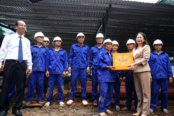 Phó Chủ tịch nước thăm hỏi, động viên đội ngũ làm công tác bảo tồn di sản Huế - Anh 2
