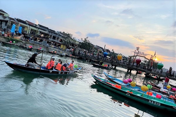 Hội An ra quân xử lý ghe bơi hoạt động trái phép trên sông Hoài - Anh 1