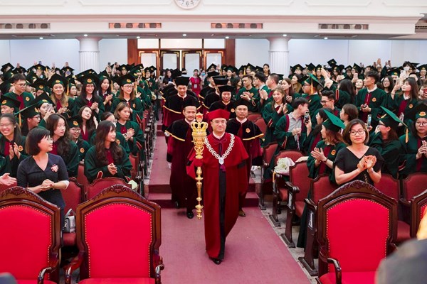 Xung quanh việc Hiệu trưởng mặc lễ phục, cầm quyền trượng trong lễ trao bằng tốt nghiệp: Soi chiếu dưới góc nhìn văn hóa, truyền thống - Anh 1