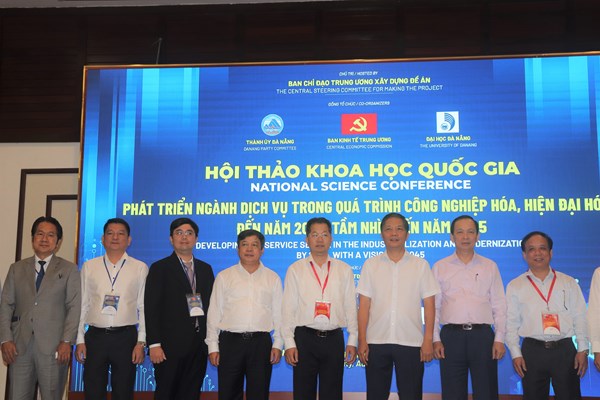 Hội thảo khoa học quốc gia phát triển ngành dịch vụ trong quá trình công nghiệp hóa, hiện đại hóa - Anh 2