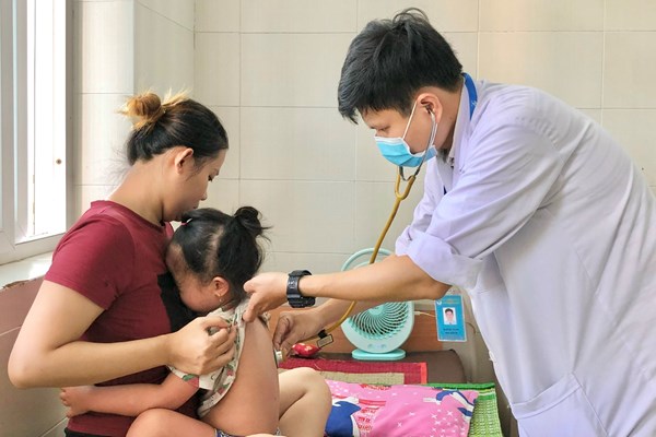 Quảng Ngãi: Hàng loạt viên chức y tế xin thôi việc, bỏ việc, đơn phương chấm dứt hợp đồng - Anh 1