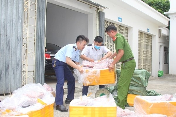 Bắt giữ 1,2 tấn trường lợn đông lạnh không rõ nguồn gốc - Anh 1