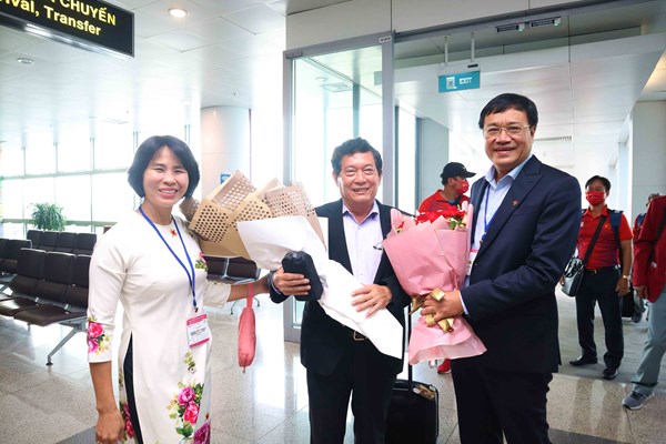 Đoàn thể thao người khuyết tật về nước sau kỳ tích tại ASEAN Para Games 11 - Anh 1