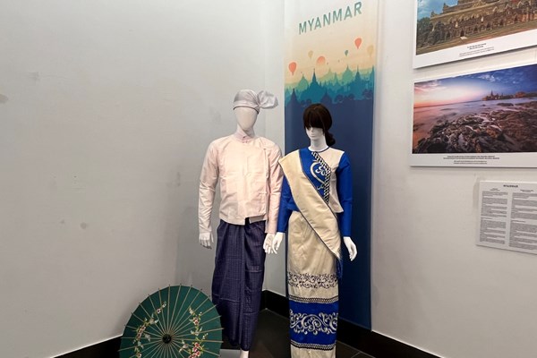 Triển lãm Sắc màu Văn hoá ASEAN - Anh 8