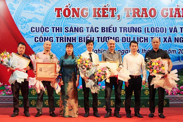 Công bố biểu trưng (logo) và công trình biểu tượng du lịch thị xã Nghĩa Lộ - Anh 3
