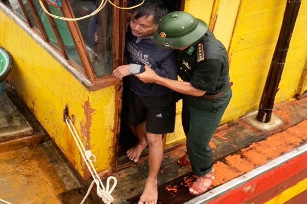 Quảng Bình: Cứu sống 8 thuyền viên trôi dạt trên biển - Anh 1