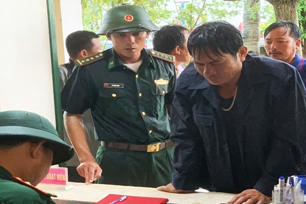 Quảng Bình: Cứu sống 8 thuyền viên trôi dạt trên biển - Anh 2