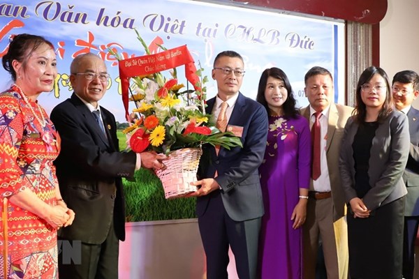 Giữ gìn và phát triển văn hóa Việt Nam tại Cộng hòa Liên bang Đức - Anh 1