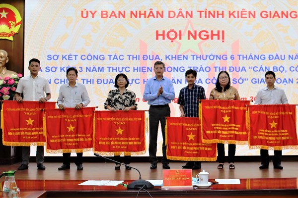 Kiên Giang lan toả phong trào thi đua thực hiện văn hóa công sở - Anh 1