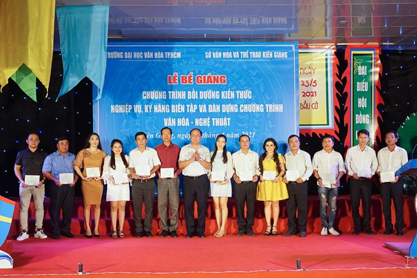 Kiên Giang đẩy mạnh hoạt động học tập suốt đời trong thư viện, bảo tàng, nhà văn hóa, câu lạc bộ - Anh 1
