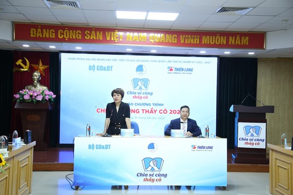 Tôn vinh 70 giáo viên giảng dạy trong các cấp giáo dục phổ thông - Anh 1