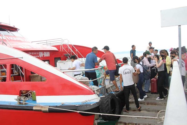 Quảng Ninh: Đưa khách du lịch tại Cô Tô về đất liền tránh bão an toàn - Anh 1