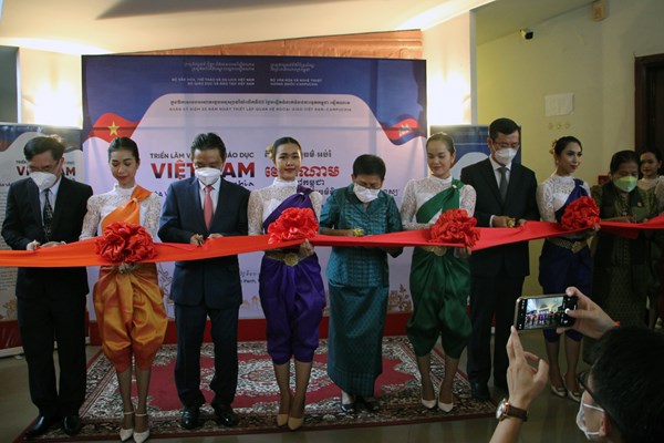 Triển lãm “Di sản văn hóa và phát triển con người” - Anh 1