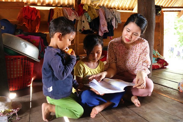Mẹ đỡ đầu giúp đỡ những trẻ mồ côi - Anh 1