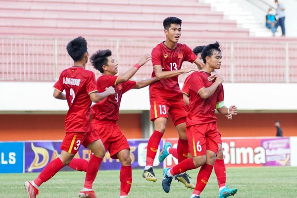 Vinh quang còn cách một bước chân - Anh 1