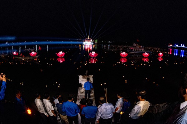 Đạo diễn Đặng Lê Minh Trí và show diễn thực cảnh đầu tiên về Khát vọng hòa bình - Anh 1