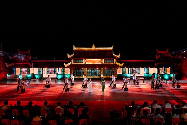 Đạo diễn Đặng Lê Minh Trí và show diễn thực cảnh đầu tiên về Khát vọng hòa bình - Anh 4