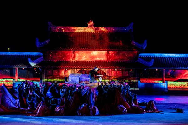 Đạo diễn Đặng Lê Minh Trí và show diễn thực cảnh đầu tiên về Khát vọng hòa bình - Anh 5