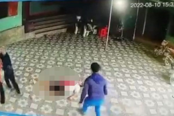 “Mách nước” trong lúc ngồi xem đánh cờ, chủ nhà bị cụ ông 72 tuổi đâm chết - Anh 1