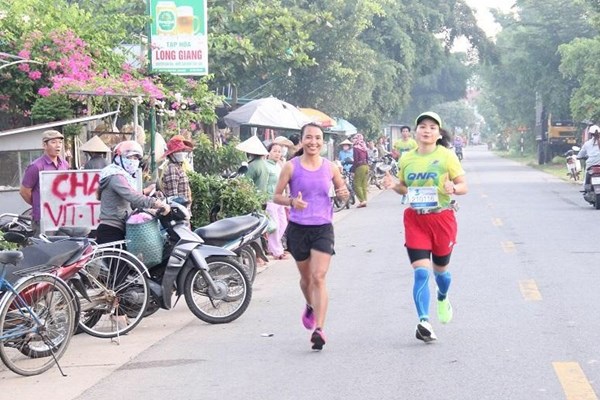 “Nữ hoàng chân đất” Phạm Thị Bình tham gia Giải Việt dã Đường lên Suối Chí” - Anh 1