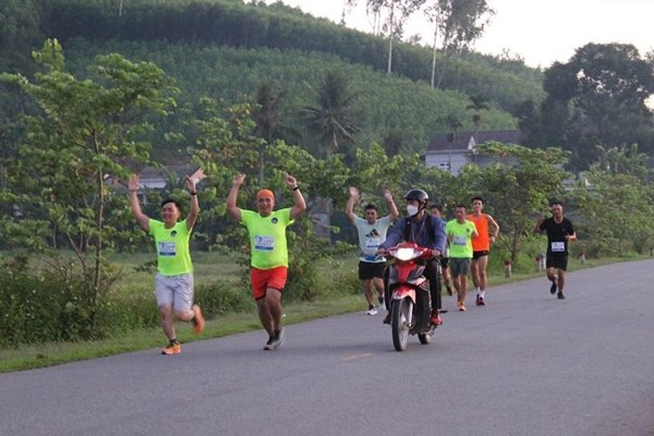 “Nữ hoàng chân đất” Phạm Thị Bình tham gia Giải Việt dã Đường lên Suối Chí” - Anh 2