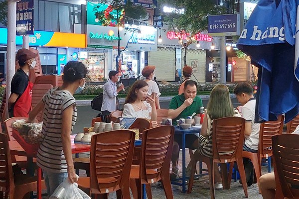 Đà Nẵng kiên quyết nói “không” với hàng rong chèo kéo du khách - Anh 1