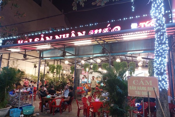 Đà Nẵng kiên quyết nói “không” với hàng rong chèo kéo du khách - Anh 2