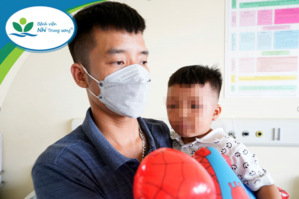 Bé trai 3 tuổi bị bạo hành cho vào tủ cấp đông đã ra viện - Anh 1