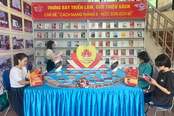 Điện Biên: Triển lãm sách 'Cách mạng tháng Tám – Mốc son lịch sử' - Anh 1