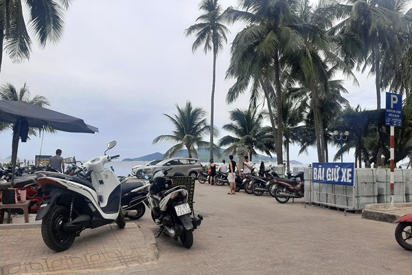 Khánh Hòa​​​​​​​: Hàng loạt bãi giữ xe hết phép, ngang nhiên thu tiền du khách - Anh 1