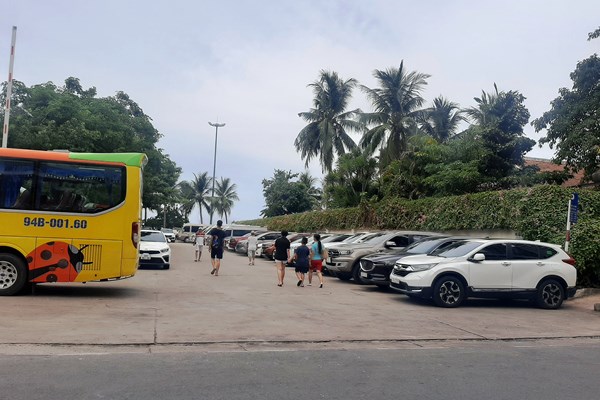 Khánh Hòa​​​​​​​: Hàng loạt bãi giữ xe hết phép, ngang nhiên thu tiền du khách - Anh 2