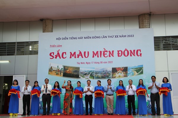 Khai mạc triển lãm “Sắc màu miền Đông” - Anh 1
