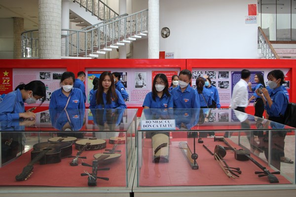 Khai mạc triển lãm “Sắc màu miền Đông” - Anh 3