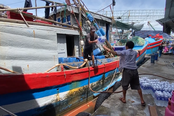 Giá dầu giảm, ngư dân Quảng Ngãi phấn khởi vươn khơi - Anh 1