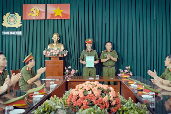 Xúc động hình ảnh chiến sĩ Công an nhân dân trong MV “Vinh quang thầm lặng” - Anh 1