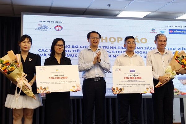 TP.HCM trao tặng sách các trường tiểu học 5 huyện ngoại thành - Anh 1
